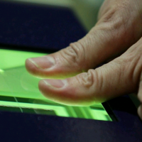 Сбербанк тестирует оплату покупок с помощью отпечатка пальца